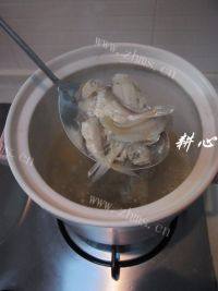 美味的菠菜鱼丸汤做法图解5)