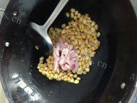 美味可口的瘦肉炒芹菜玉米粒做法图解5)