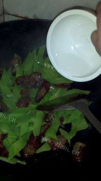 家常菜莴笋炒腊肠做法图解9)
