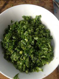 家常菜芹菜叶炒鸡蛋做法图解3)
