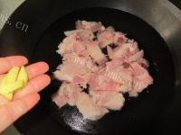 美味的莲藕排骨汤做法图解3)