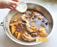 美味的春笋尖尖焖土鸡做法图解6)