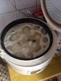 美味的皮蛋瘦肉粥做法图解5)