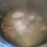 香喷喷的山药排骨汤做法图解7)
