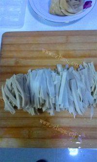 家常菜青椒炒豆皮做法图解2)