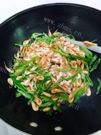 美味的青椒炒河虾做法图解5)