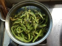 贡菜炒肉丝做法图解2)