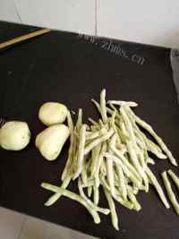家常排骨炖豆角土豆做法图解5)