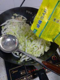 十分诱人的白菜炒肉做法图解5)