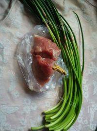家常菜蒜苔炒肉做法图解1)