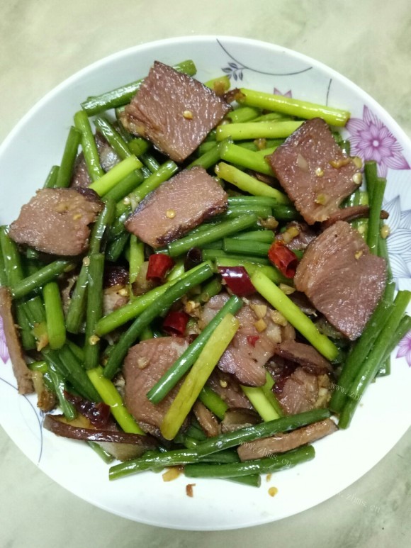 色泽鲜亮的蒜薹炒腊肉