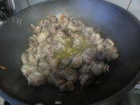 美美厨房之小鸡炖蘑菇的做法图解三