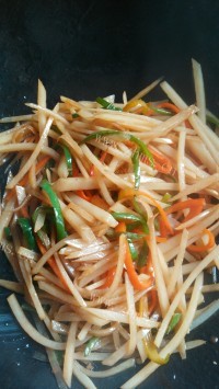 家常菜辣椒炒土豆丝