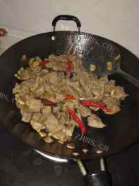 可口的牛肉炖青萝卜做法图解5)