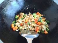 醇香美味的胡萝卜玉米粒炒鸡肉做法图解6)