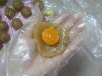 自制广式蛋黄莲蓉月饼做法图解9)