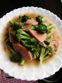 家常菜西兰花炒火腿肠