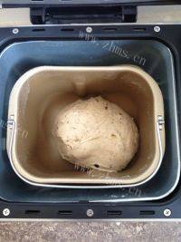 美味蜜豆餐包做法图解6)