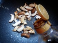 美味的香菇肉丝面做法图解7)