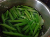 家常菜肉丝炒芹菜做法图解3)