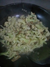 味道十足的炒菜花做法图解3)