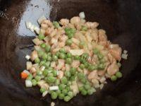 食欲满满的鸡丁炒饭做法图解8)