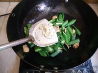 家常菜秋葵炒肉做法图解5)