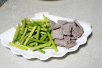 家常的蒜苔炒牛肉做法图解1)