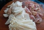 美味的鸡腿炒双菇做法图解1)