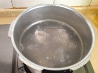 滋补的虫草花排骨汤做法图解4)