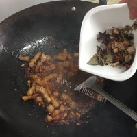 诱人的土豆烧肉做法图解6)