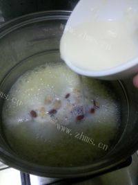 美味早餐大米红枣粥做法图解5)