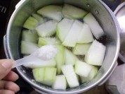 美味的冬瓜薏米排骨汤做法图解5)