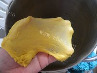 美味的葡萄干胡萝卜面包卷做法图解3)