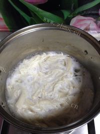 美味的萌蛋金针菇做法图解2)