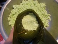 美味的绿西米蜜枣粽做法图解8)