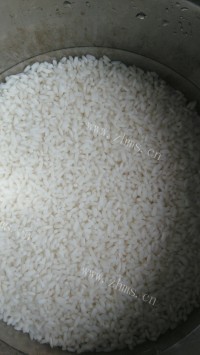 色香味俱全的腊肉豌豆糯米饭做法图解1)