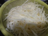 鲜美可口的酸辣土豆丝做法图解2)
