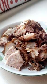 美味的酱香肘子肉片做法图解6)