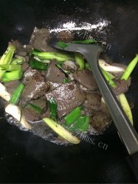 家常青蒜炒羊血做法图解4)