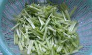 芹菜炒胡萝卜自制做法图解2)