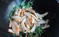 甘脆的韭菜炒豆干做法图解6)