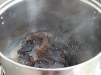 迷人的洋葱拌木耳做法图解5)