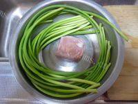家常菜蒜薹炒肉做法图解1)