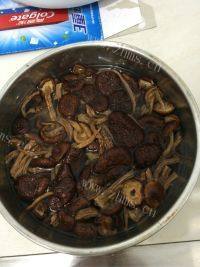 家常菜茶树菇炖老鸭做法图解1)