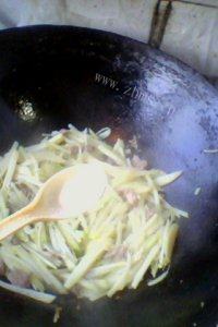 色味俱佳的土豆炒肉丝做法图解12)