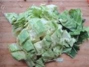 家常菜香肠炒包菜做法图解3)