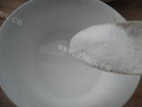 色味俱全的黄瓜拌皮蛋做法图解4)