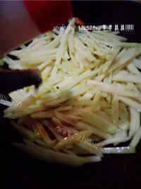 家常菜酸辣土豆条做法图解5)