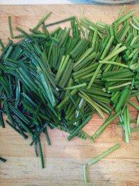 味道不错的蒜苔炒肉丝做法图解2)